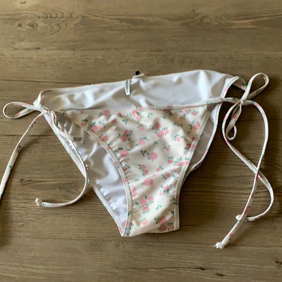 Reformation string bikini bottom large - Picture 1 of 3